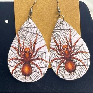 🕷️NWOT brown tarantula, leather hook earrings